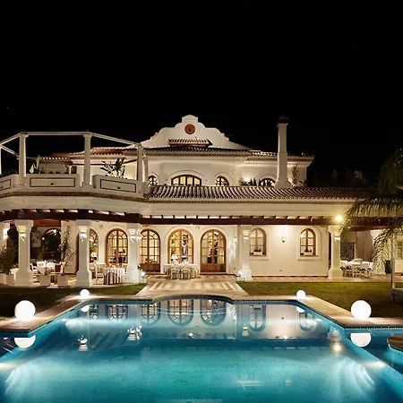 18 Suits Chalet Puerto Banus Marbella