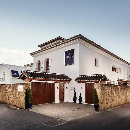 18 Suits Chalet Puerto Banus