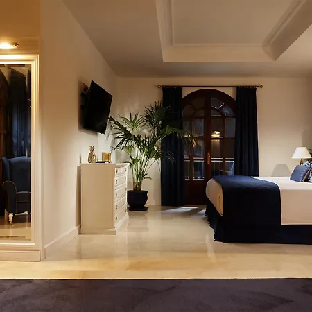 18 Suits Chalet Puerto Banus