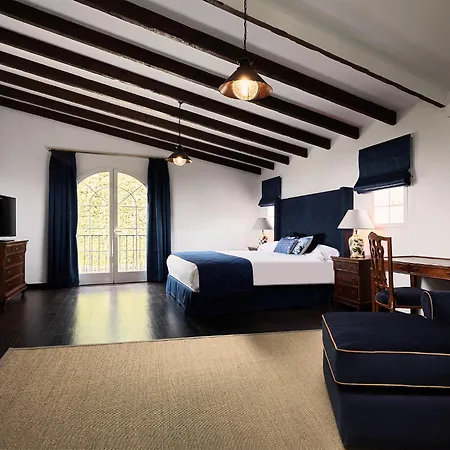 18 Suits Chalet Puerto Banus Marbella
