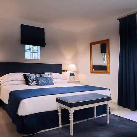 18 Suits Chalet Puerto Banus Marbella
